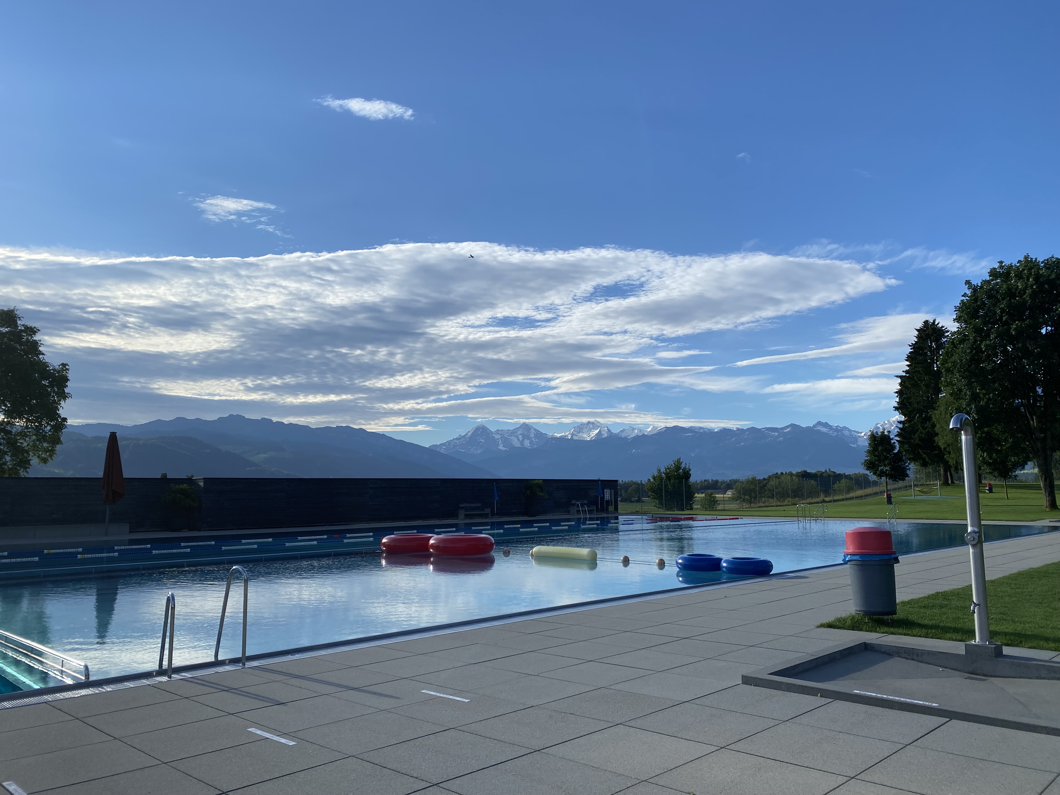 Badi Uetendorf Freibad mit Schwimmbecken und Alpenblick